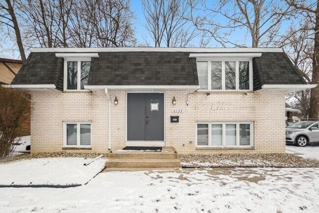 Building Photo - Unique Upper Floor Two Bedroom Flat $1099