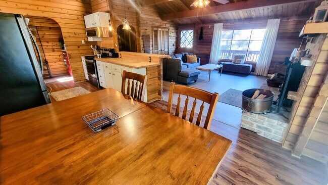 Building Photo - Delightful Log Home in the Trees - 2 Bed 1 Bath