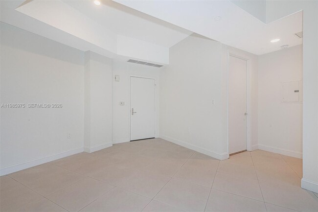 Building Photo - 20000 E Country Club Dr