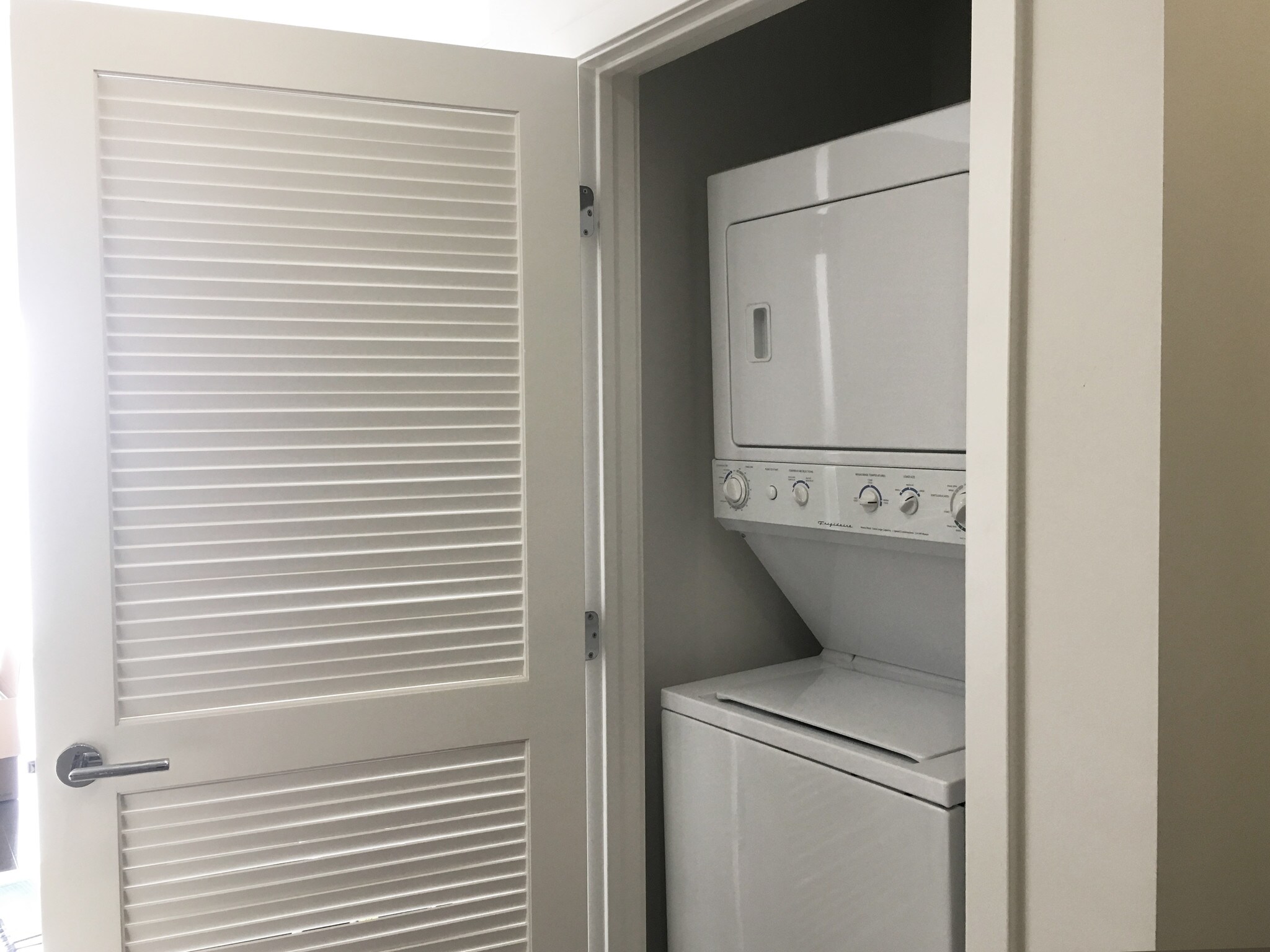 In-Unit Washer/Dryer - 1700 SAWTELLE BLVD PH9