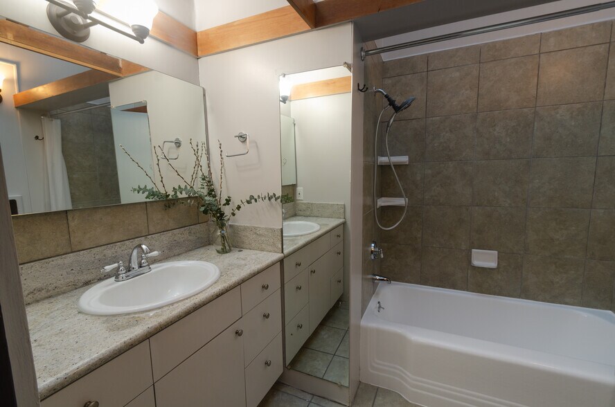 Building Photo - 9801 Shadow Island Dr
