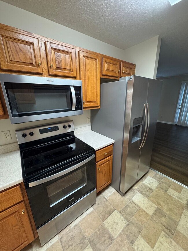 Building Photo - Spacious Townhouse in Bridgewater