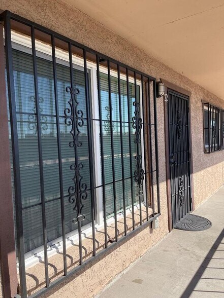 Building Photo - 615 S Royal Crest Cir