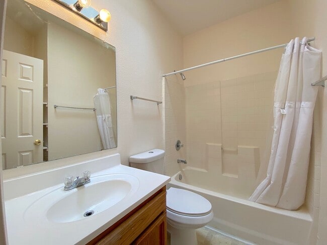 Building Photo - East El Paso 4 bed Refirg A/C