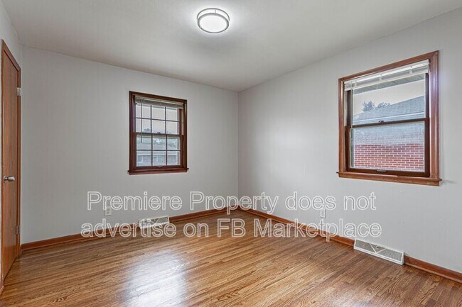Building Photo - 252 Bonaire St