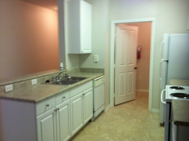 Building Photo - 1004 Hemingway Cir