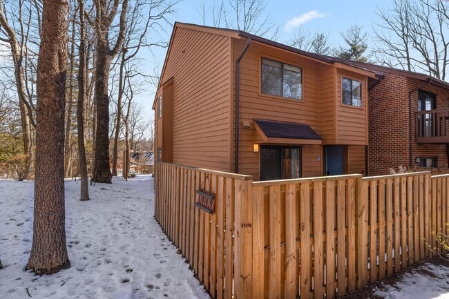 Building Photo - Updated 1800+ sq/ft 3 bdrm 2.5 bath end unit townhome