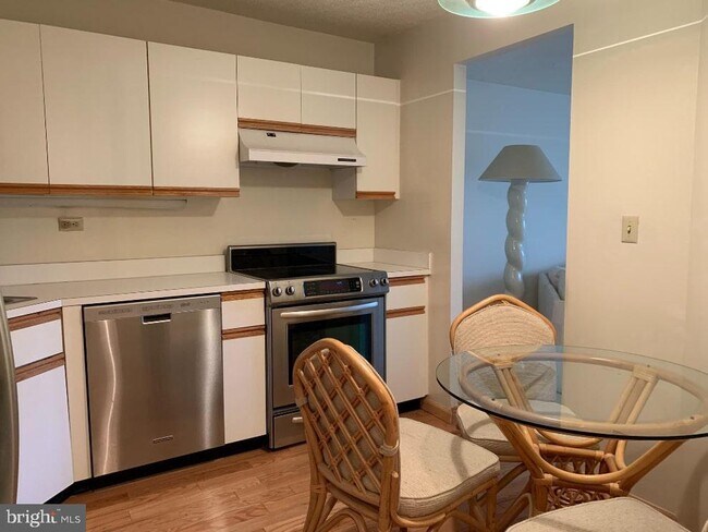 Building Photo - 233 S 6th St