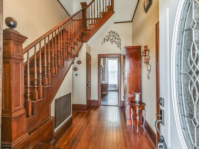 Building Photo - 509 E Luhn St