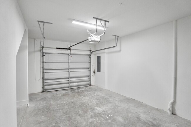 Building Photo - 869 6th Ave S