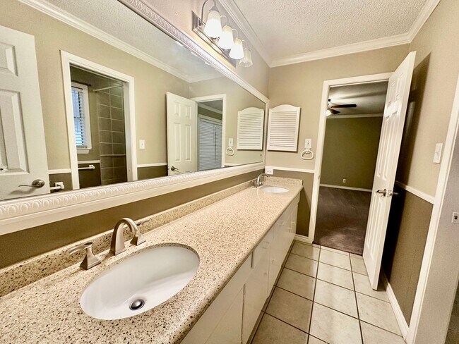 Building Photo - July Move-In Special - Fabulous 4/2 single...