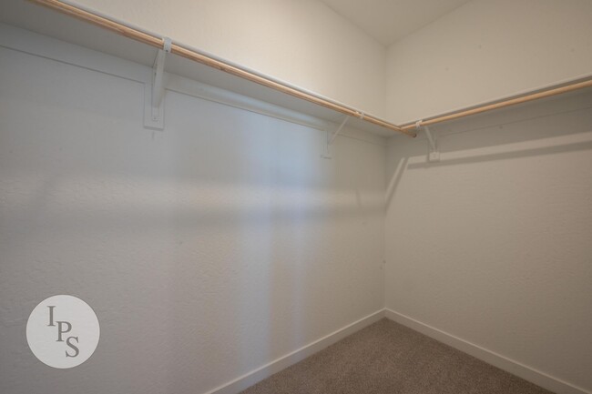 Building Photo - DECEMBER PROMOTION - HALF OFF JANUARY RENT...