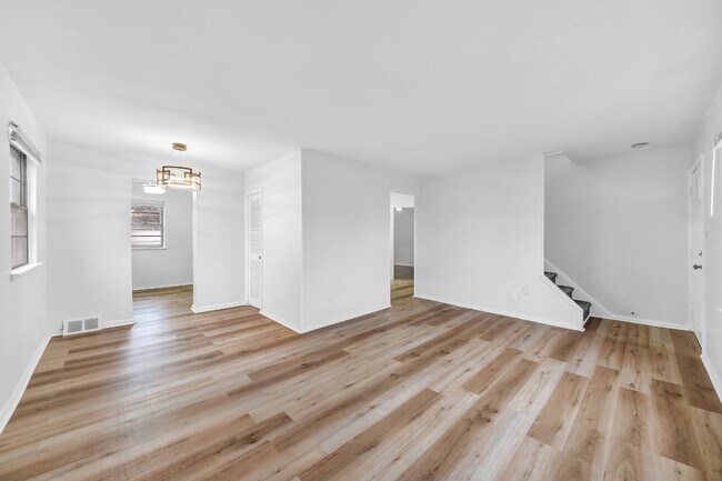 Building Photo - 27151 Farringdon Ave