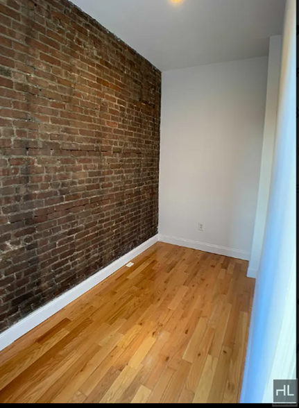 Building Photo - COZY AND SUNNY 3 BEDROOM ADELPHI STREET/FO...