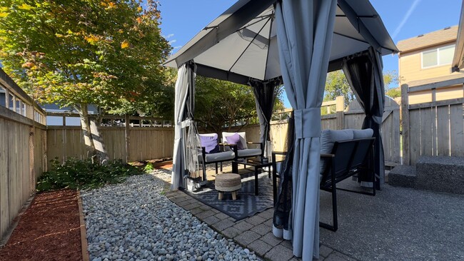 Building Photo - Outdoor Oasis 3 Bedroom Home in Horizon Pointe - Available Jan 1st