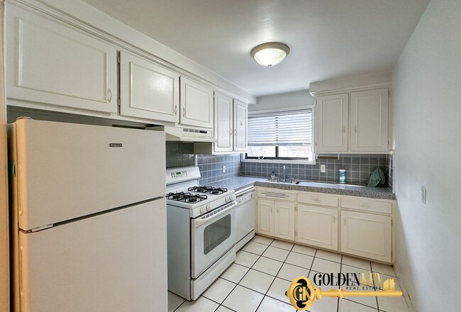 Building Photo - Newly Updated Spacious 2 bedroom Flat in R...