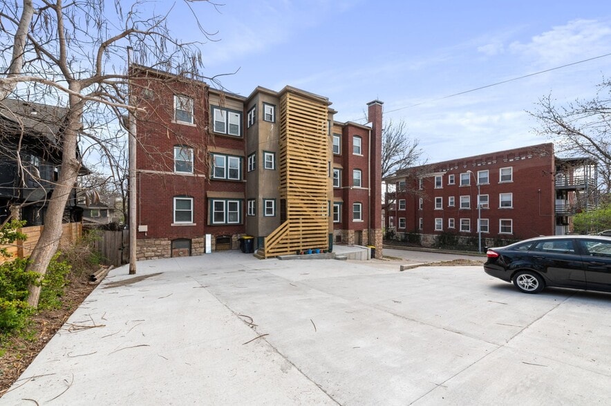 Building Photo - COLONIAL