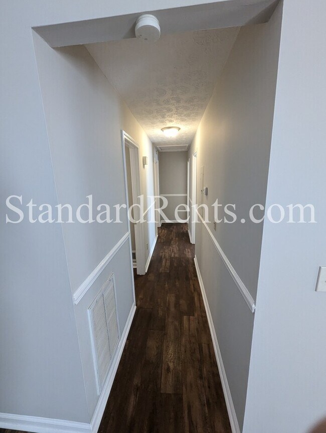Building Photo - Ranch with Large Yard!
