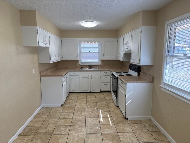 Building Photo - 3 Bedrooms! 2 Bathrooms! 2 Living Areas! K...