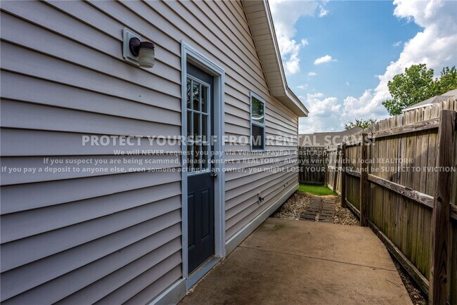 Building Photo - 1137 S Holland Dr