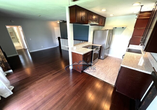 Building Photo - Charming 2-Bed 2-Bath with Private Deck & ...