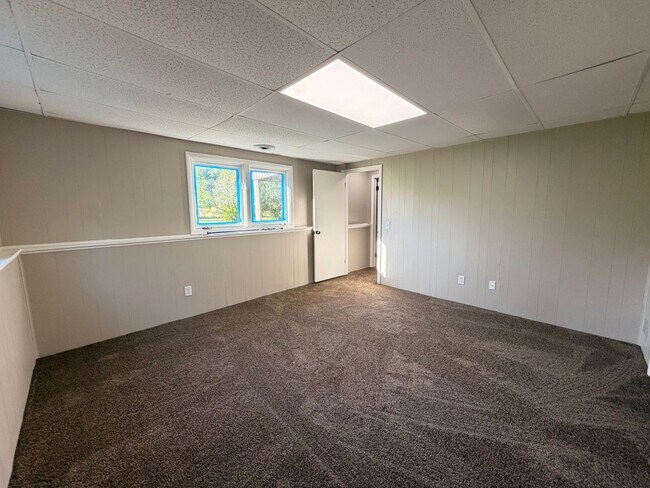 Building Photo - Rockford Schools! 4 Bedroom Duplex