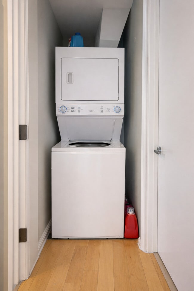 Building Photo - 565 W Quincy St