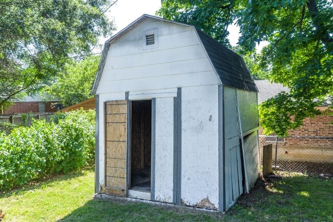 Building Photo - Freshly Updated House