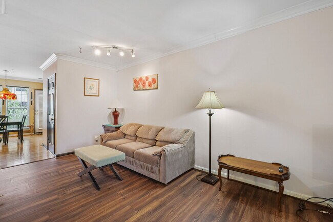 Building Photo - Spacious, Private AND Convenient 2-Level C...