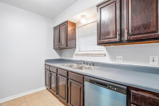 Building Photo - 416 Colonial Pl