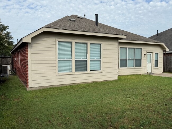 Building Photo - 16126 Saxon Hollow Ln