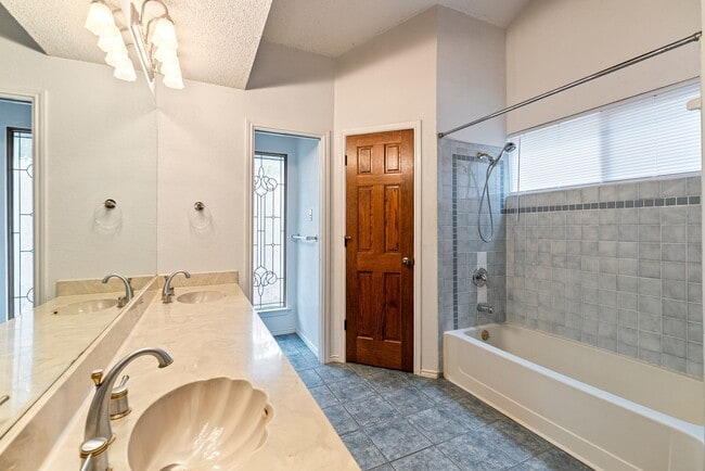 Building Photo - Lovely 3 Bedroom, 2 Bathroom in North Central Austin!!!
