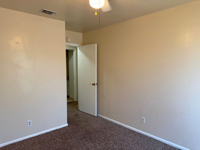 Building Photo - 225 Meadow Ln