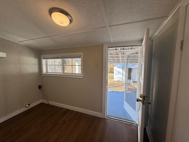 Building Photo - Newly Renovated 2 Bedroom 1-Bath in Grand ...