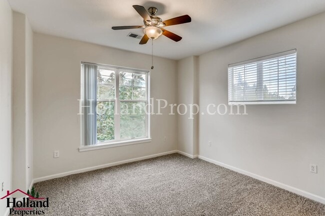 Building Photo - Wonderful 3 Story Condo in Hillsboro!