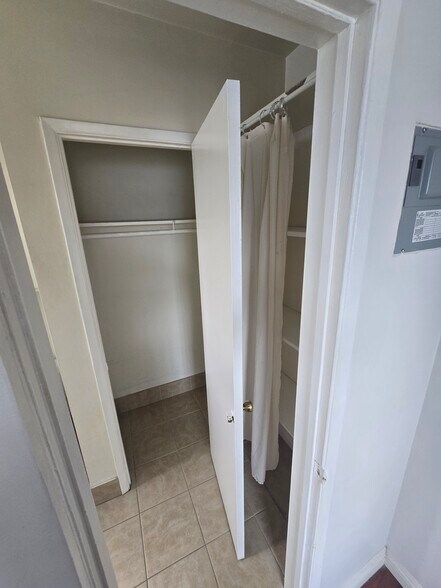 Building Photo - 1818 W Victory Blvd