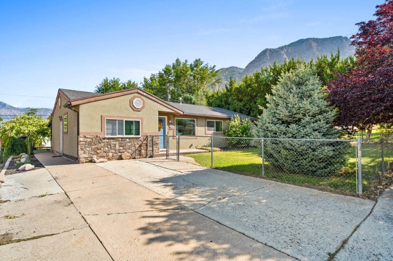 Building Photo - 1024 1st St