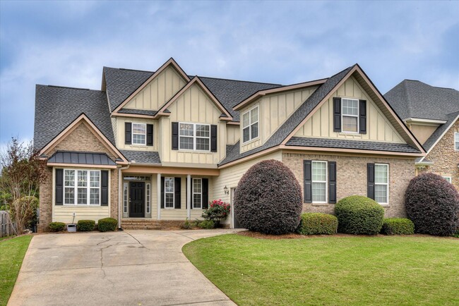 Building Photo - 5 Bed/3 Bath home with Primary Bedroom & a...