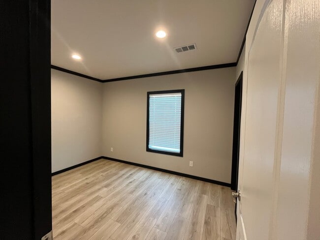 Building Photo - 1093 Anna Ln