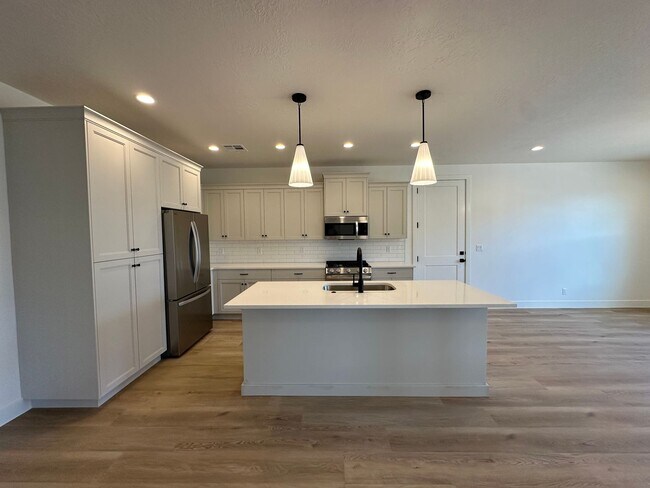Building Photo - Desert Horizon!! BEAUTIFUL BRAND NEW 4 bed...