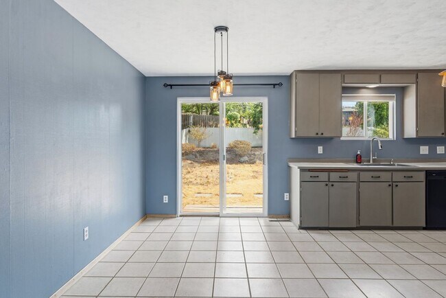 Building Photo - 6520 N Sutherlin St