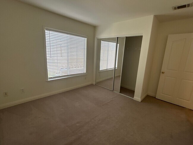 Building Photo - Cozy 2-bedroom Suites Condo in the most de...