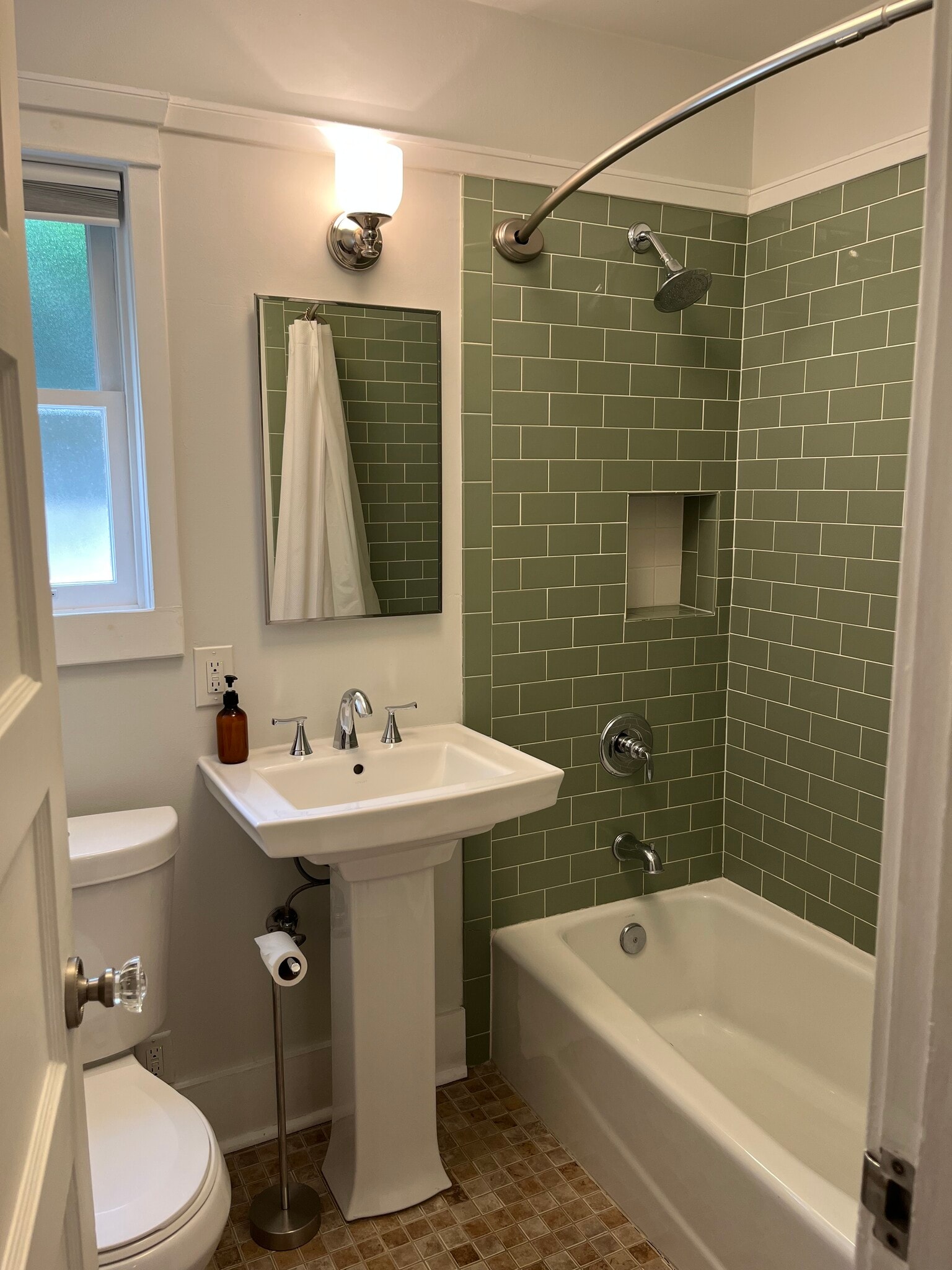 Building Photo - 7022 De Longpre Ave