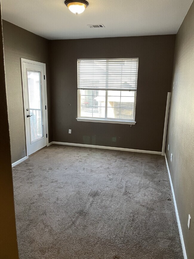 Building Photo - "Spacious 3-Bedroom Condo Retreat with Cozy Fireplace in Denver's Desirable Locale!"