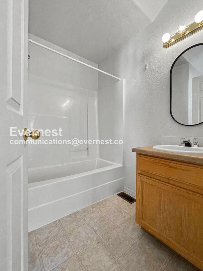 Building Photo - 3 Bed/2.5 Bath Home with Garage / Available Soon!