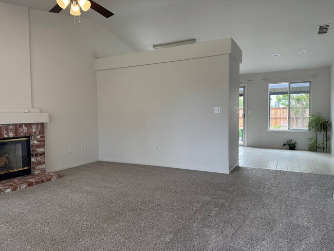 Building Photo - Recently remodeled charmer!