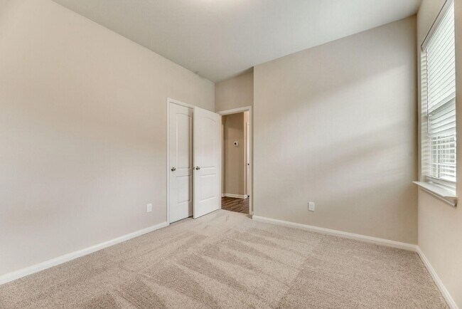 Building Photo - 5500 Persimmon Dr