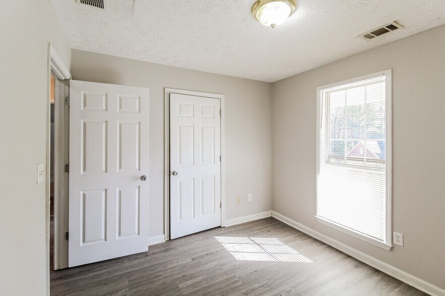 Building Photo - 300 Oak Hill Dr