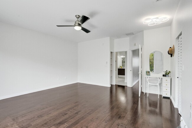 Building Photo - 2708 NE 30th Pl