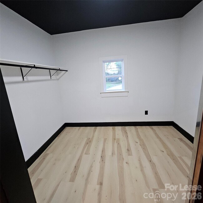 Building Photo - 1002 Crawford Rd